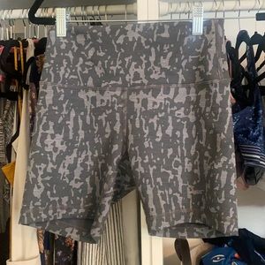 Lululemon wonder under 6 inch bike shorts